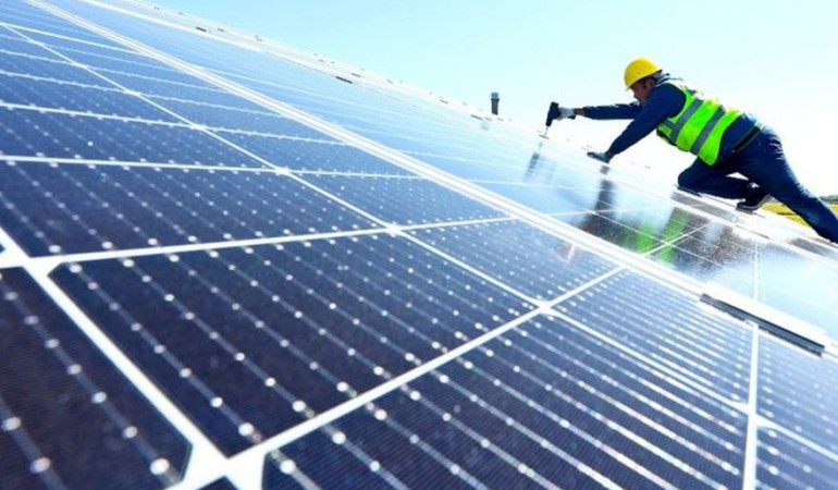 Darán créditos a las empresas que quieran instalar paneles solares